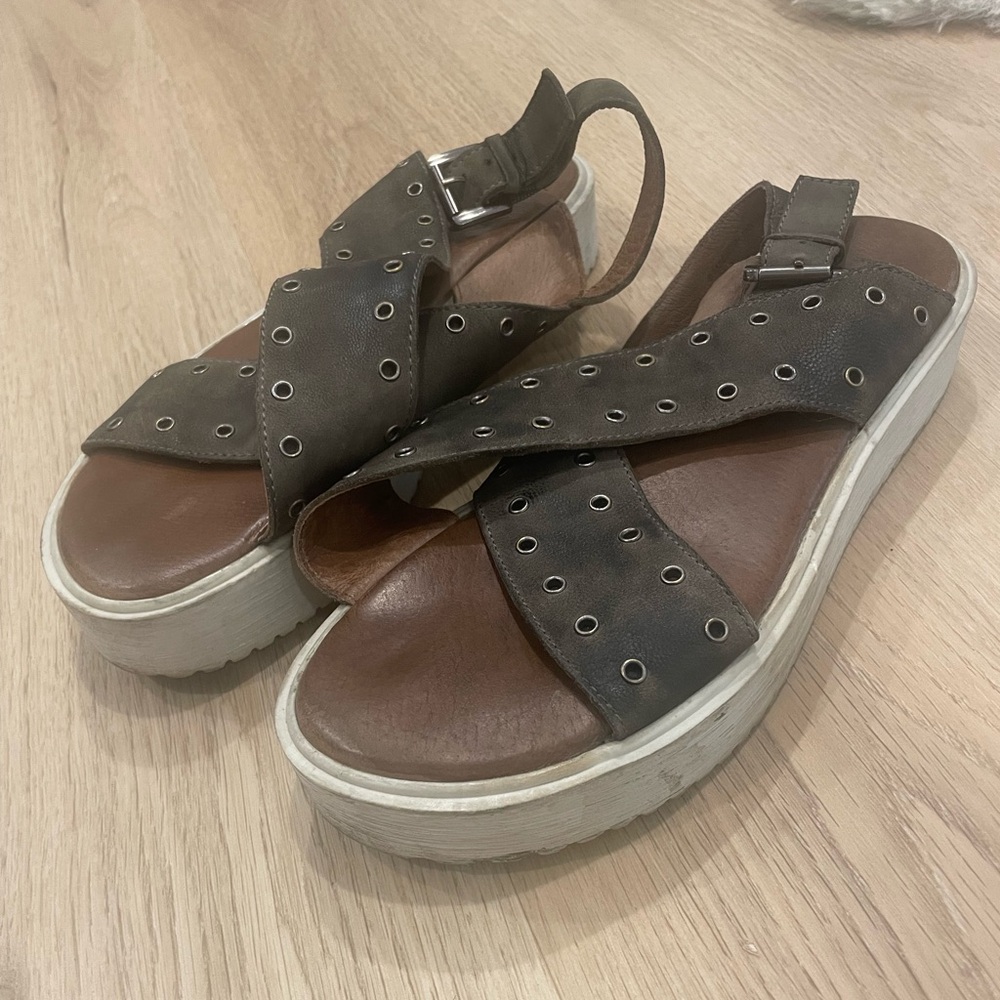 Roan by bed Stu Sandal